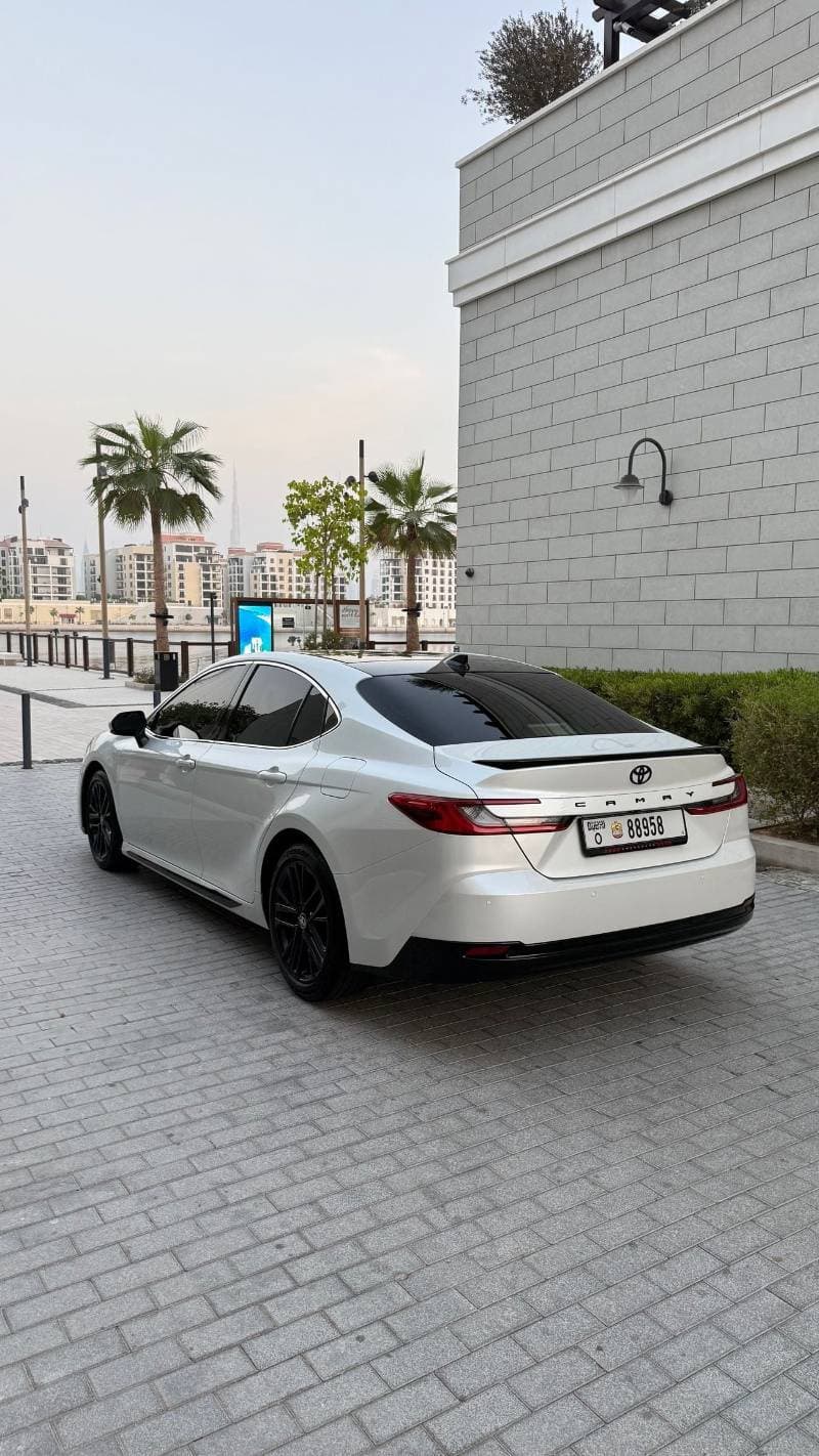 2025 Toyota Camry GLE thumbnail 5