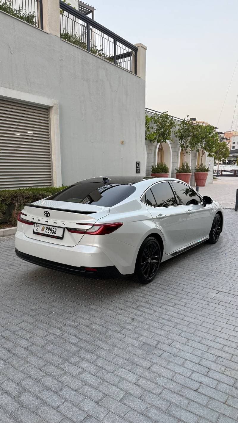 2025 Toyota Camry GLE thumbnail 4