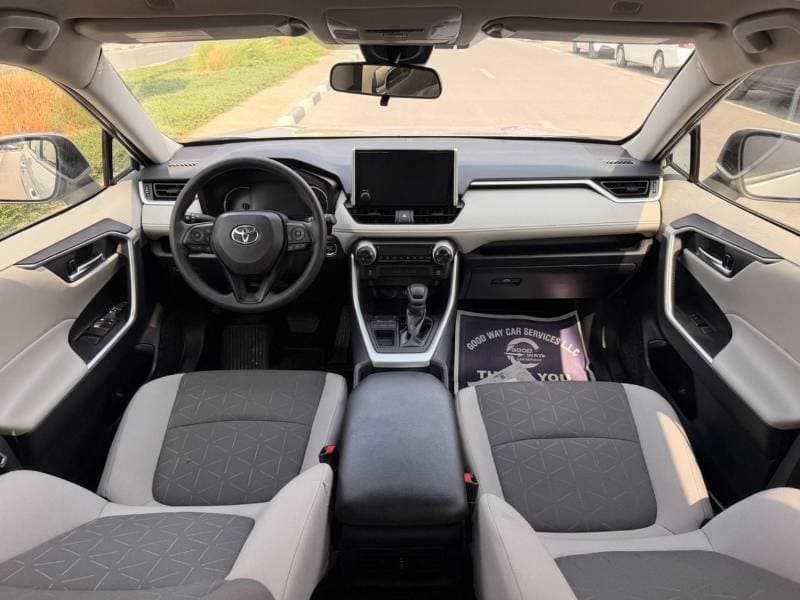 2025 Toyota RAV4 XLE thumbnail 5