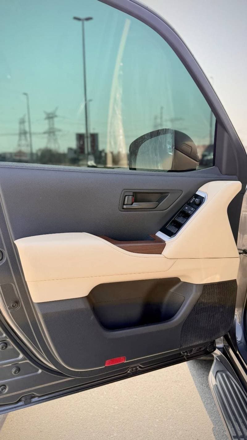 2022 Toyota Land Cruiser GXR thumbnail 8