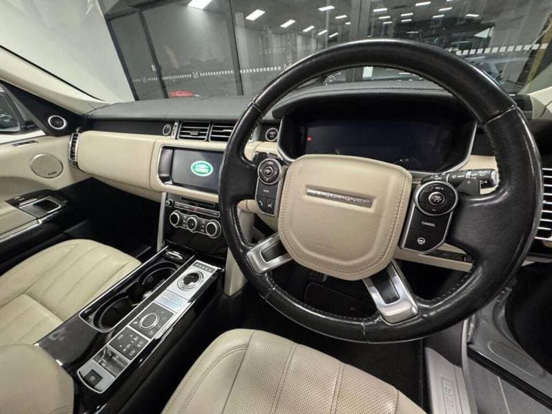 2017 Land Rover Range Rover VOGUE thumbnail 8