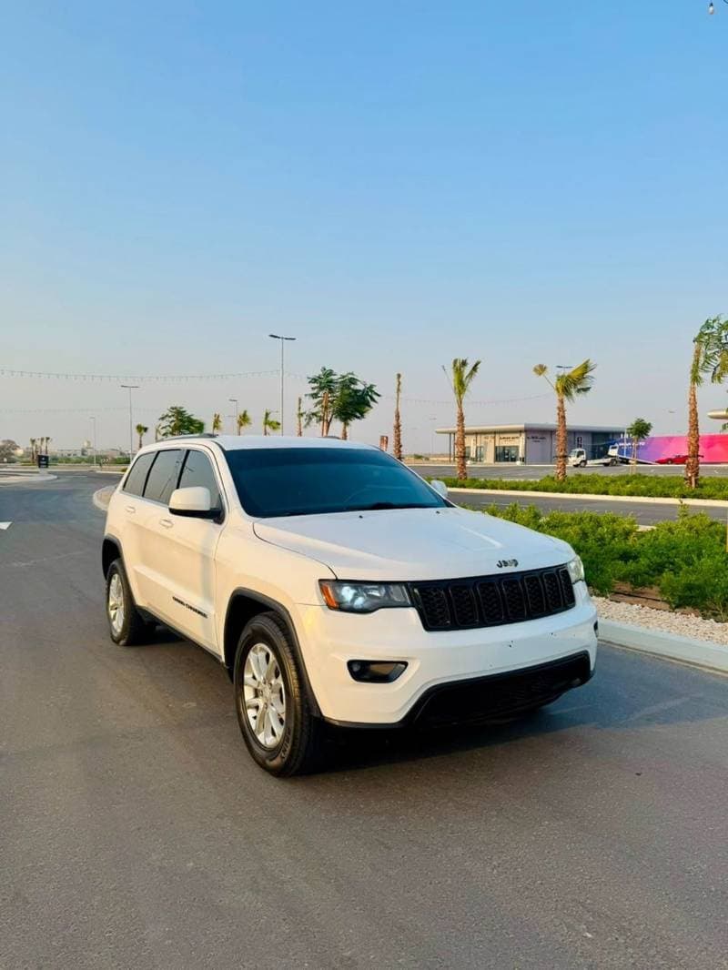 2021 Jeep Grand Cherokee LAREDO thumbnail 4