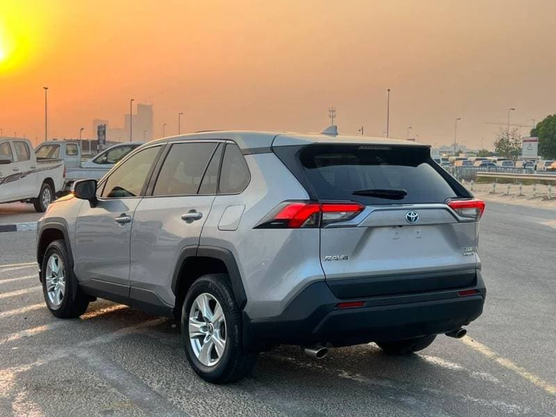 2021 Toyota RAV4 XLE thumbnail 4