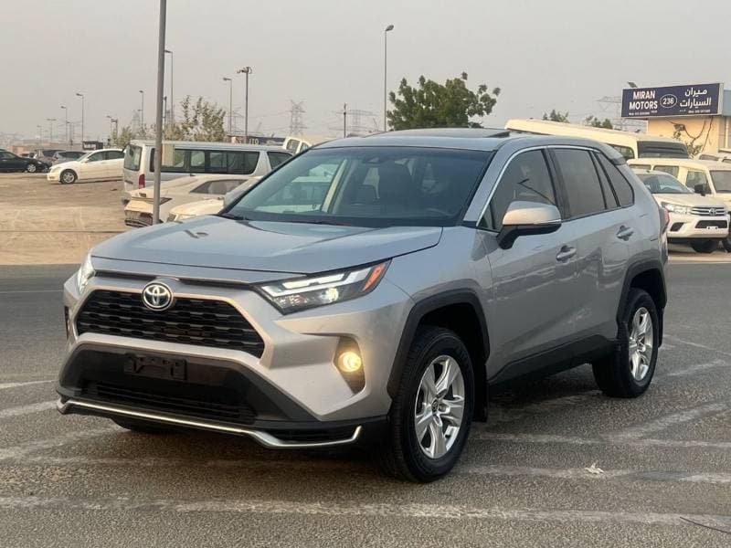 2021 Toyota RAV4 XLE thumbnail 3
