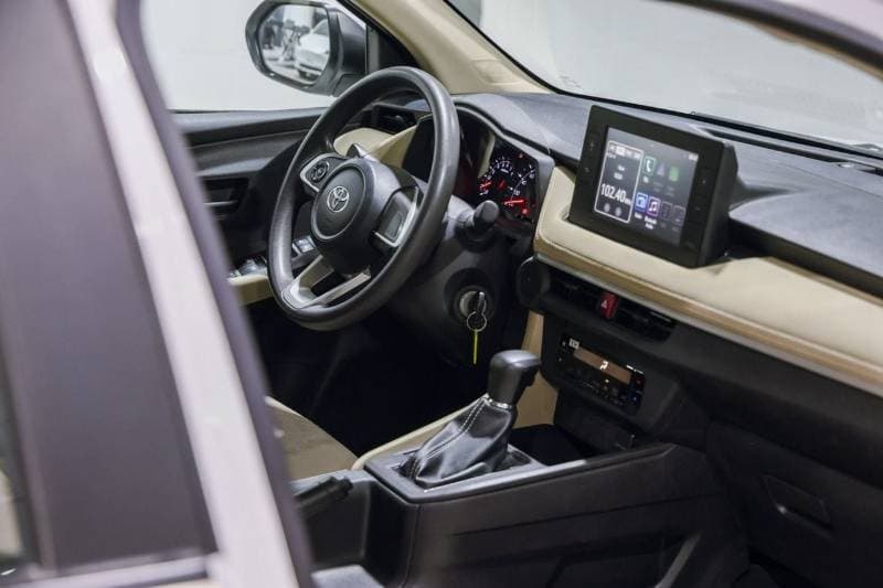 2024 Toyota Yaris E thumbnail 8