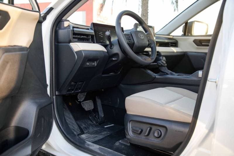 2026 Toyota RAV4 XLE thumbnail 7