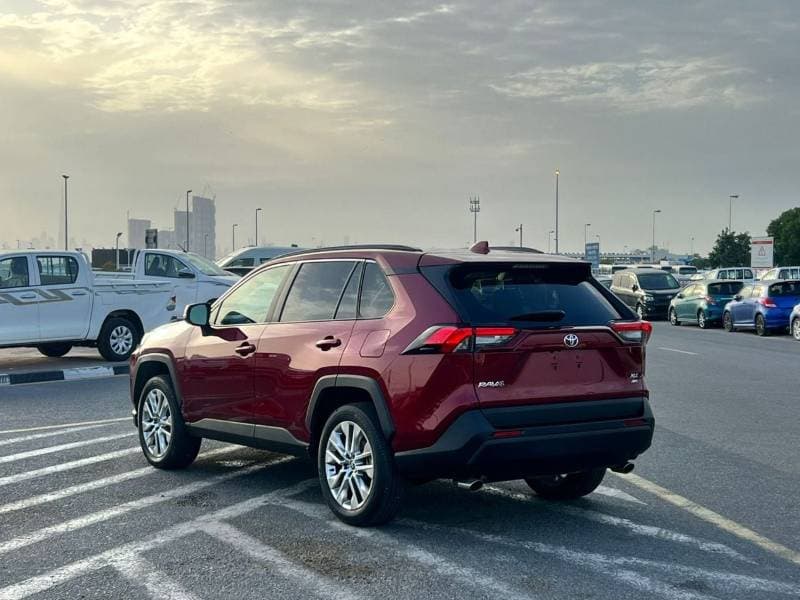 2025 Toyota RAV4 XLE thumbnail 5