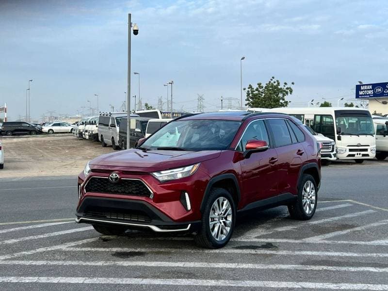 2025 Toyota RAV4 XLE thumbnail 3