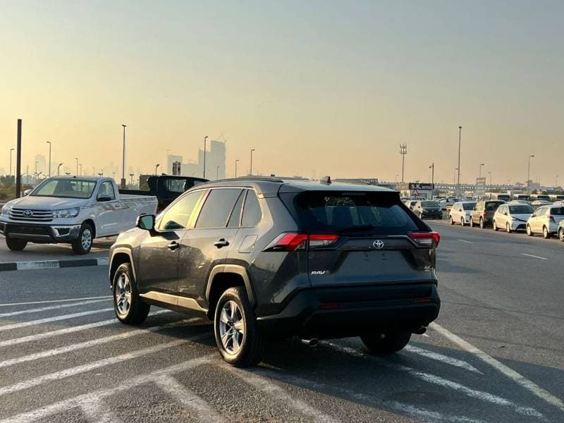 2023 Toyota RAV4 XLE thumbnail 8