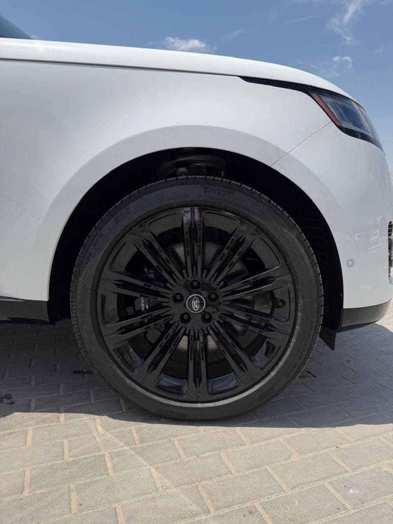 2025 Land Rover Range Rover SE thumbnail 2