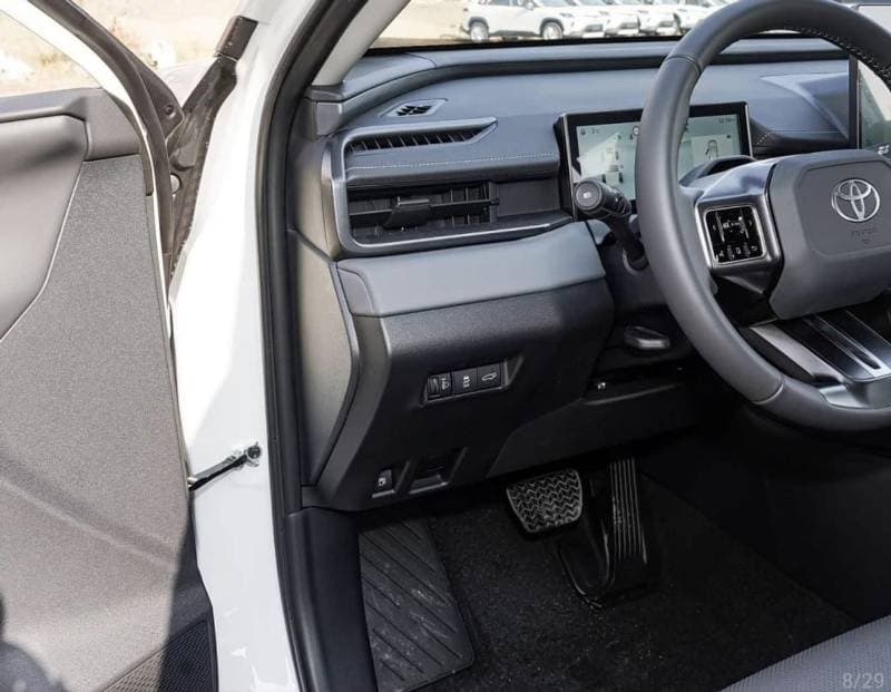 2026 Toyota RAV4 VXR HEV thumbnail 6
