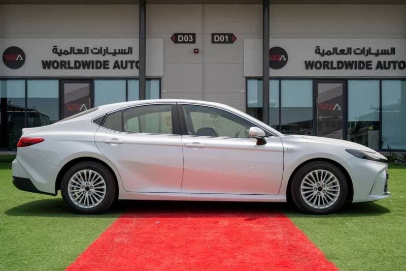 2025 Toyota Camry GLE HEV thumbnail 5