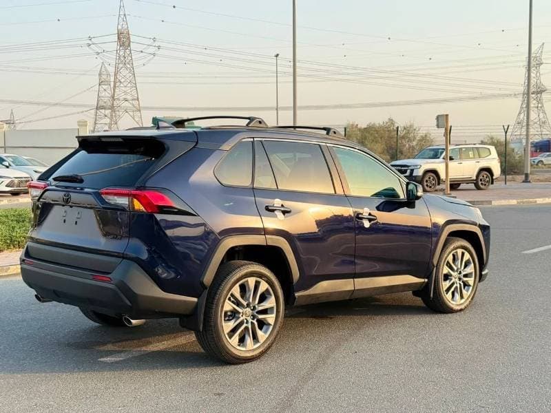 2025 Toyota RAV4 XLE thumbnail 4