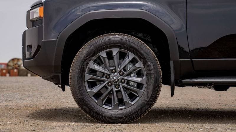 2025 Toyota Prado thumbnail 5