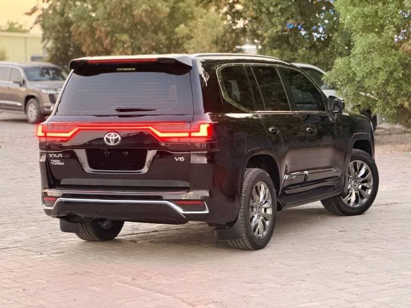 2017 Toyota Land Cruiser GXR thumbnail 3