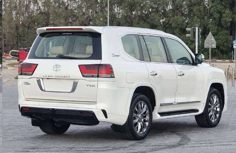 2015 Toyota Land Cruiser thumbnail 3