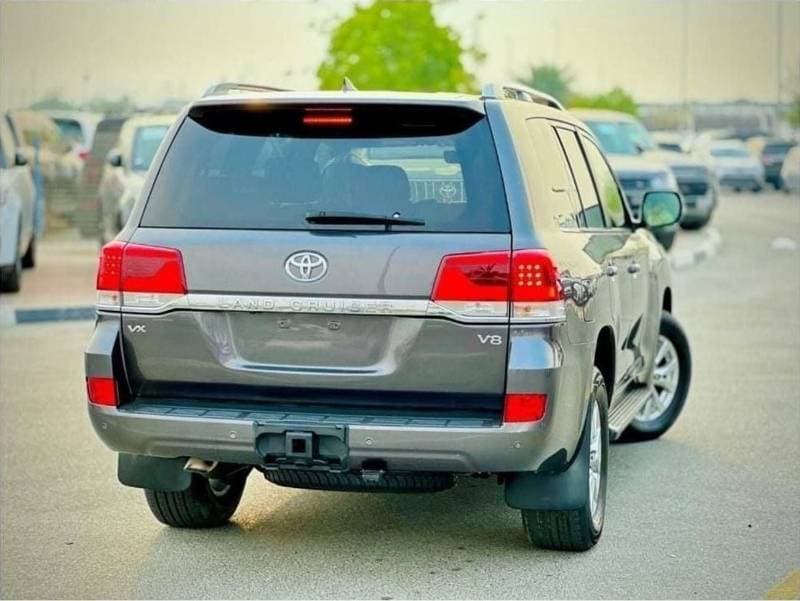 2018 Toyota Land Cruiser GXR thumbnail 3