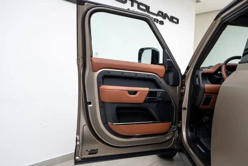 2025 Land Rover Defender thumbnail 8