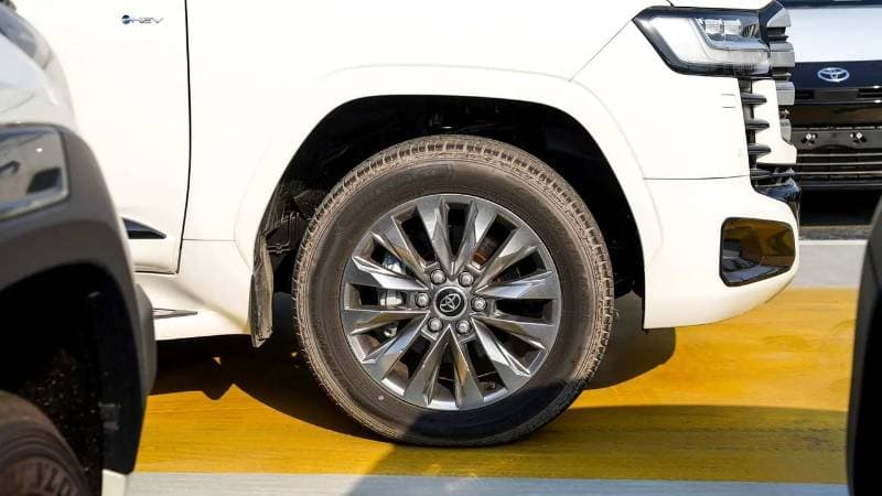 2026 Toyota Land Cruiser VXR thumbnail 4