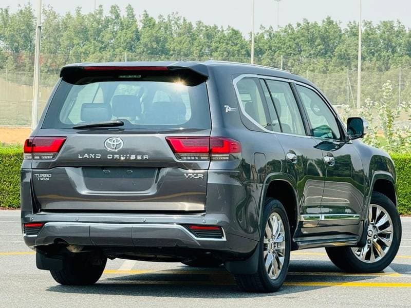 2018 Toyota Land Cruiser VXR thumbnail 3