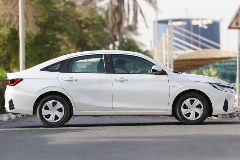 2024 Toyota Yaris E thumbnail 3