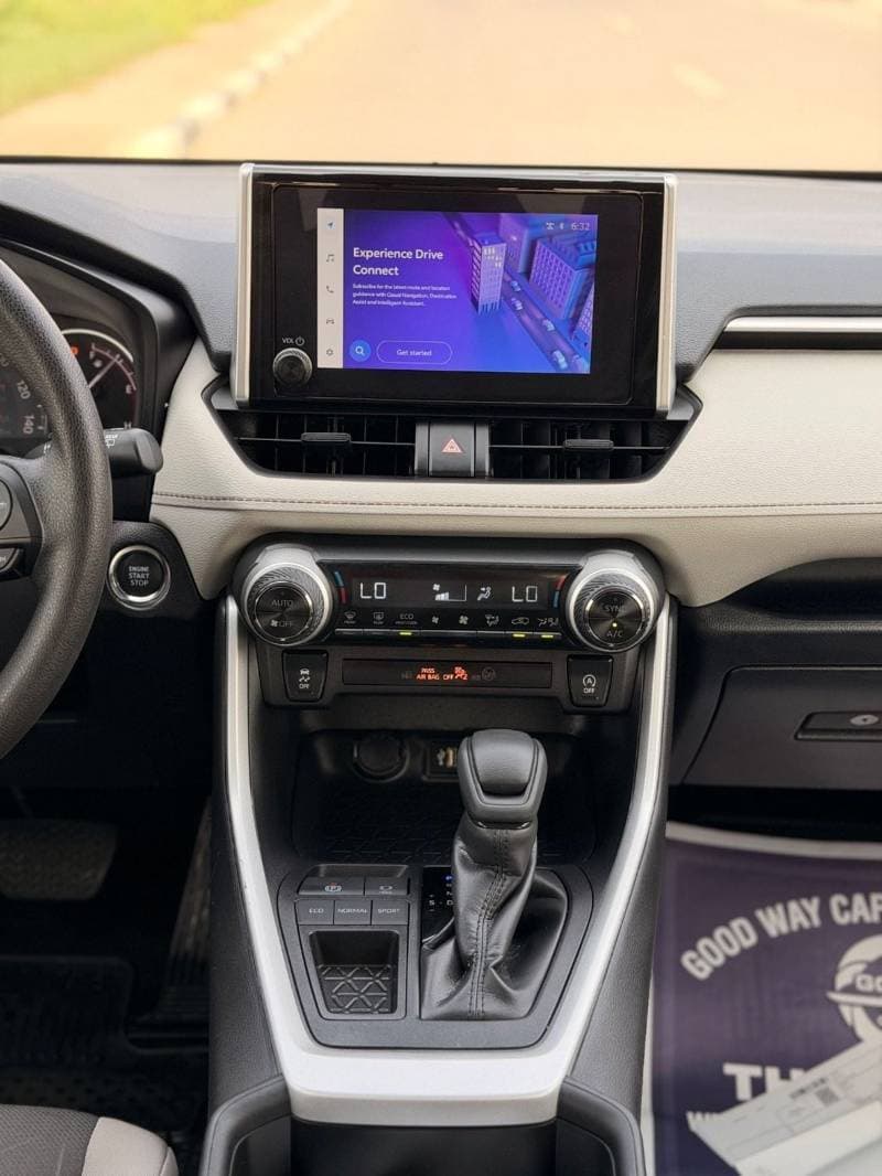 2025 Toyota RAV4 XLE thumbnail 7