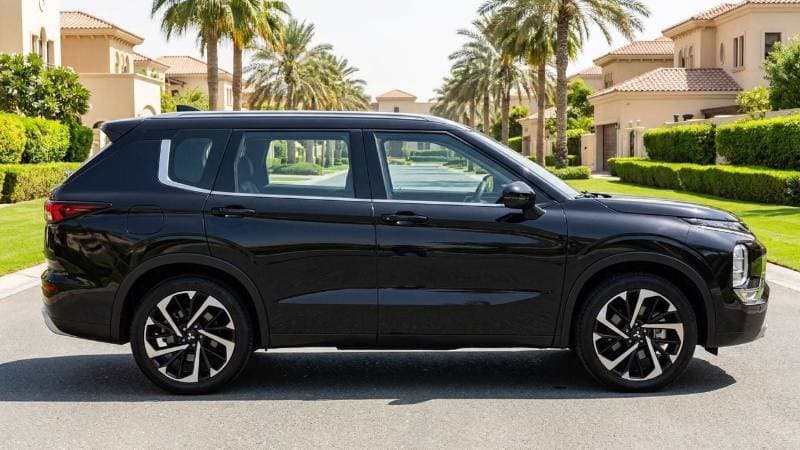2025 Mitsubishi Outlander thumbnail 3