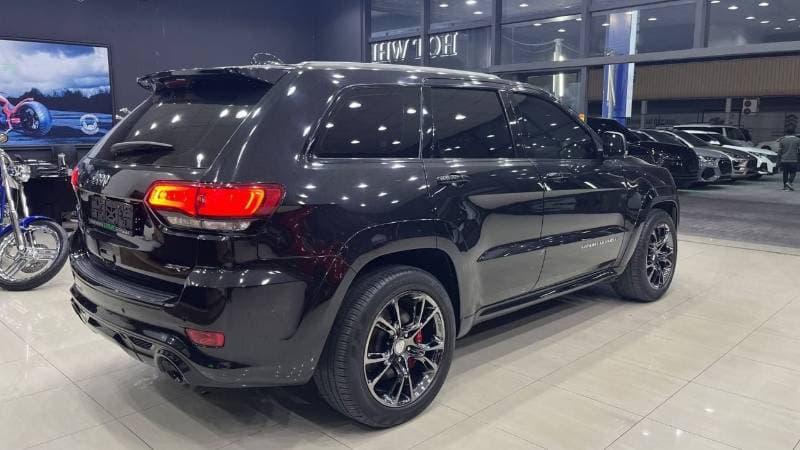 2016 Jeep Grand Cherokee SRT thumbnail 8