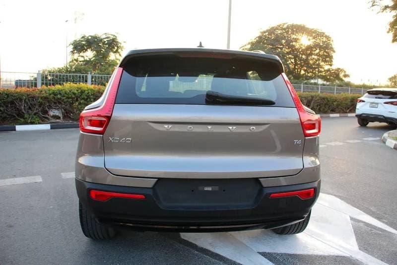 2022 Volvo XC40 R DESIGN thumbnail 4