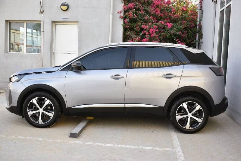 2025 Peugeot 3008 GT thumbnail 3