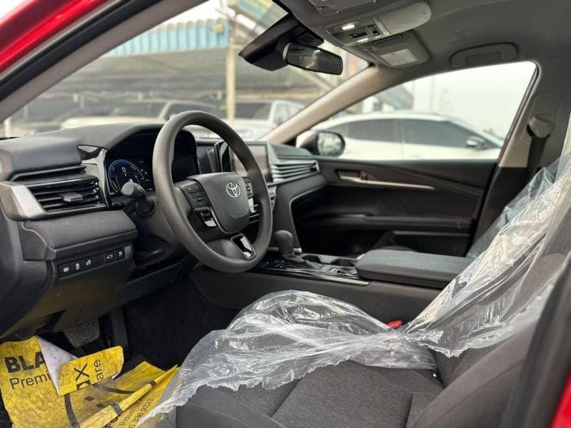 2025 Toyota Camry LE HEV thumbnail 7