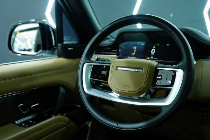 2025 Land Rover Range Rover SE P400 thumbnail 3