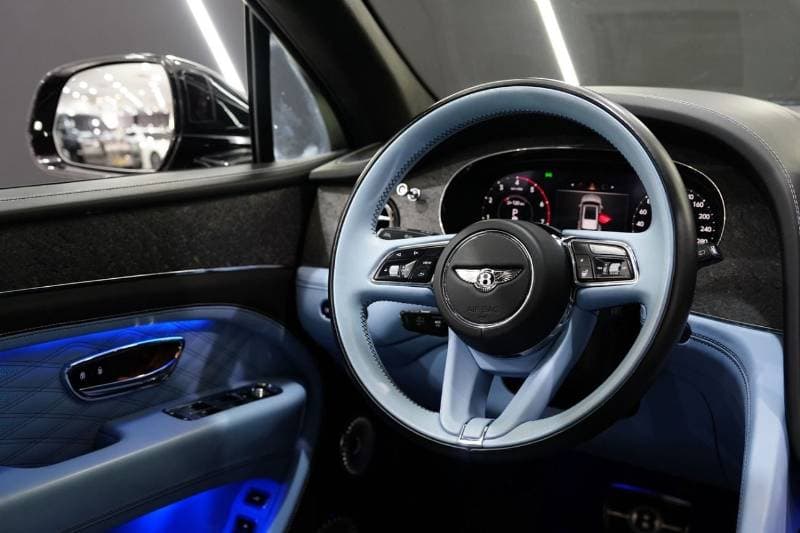 2025 Bentley Bentayga Azure thumbnail 4