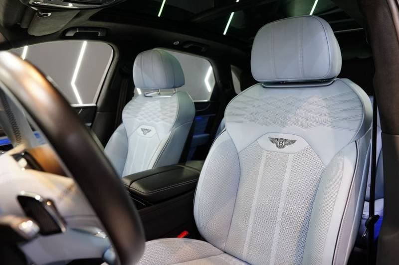 2025 Bentley Bentayga Azure thumbnail 6