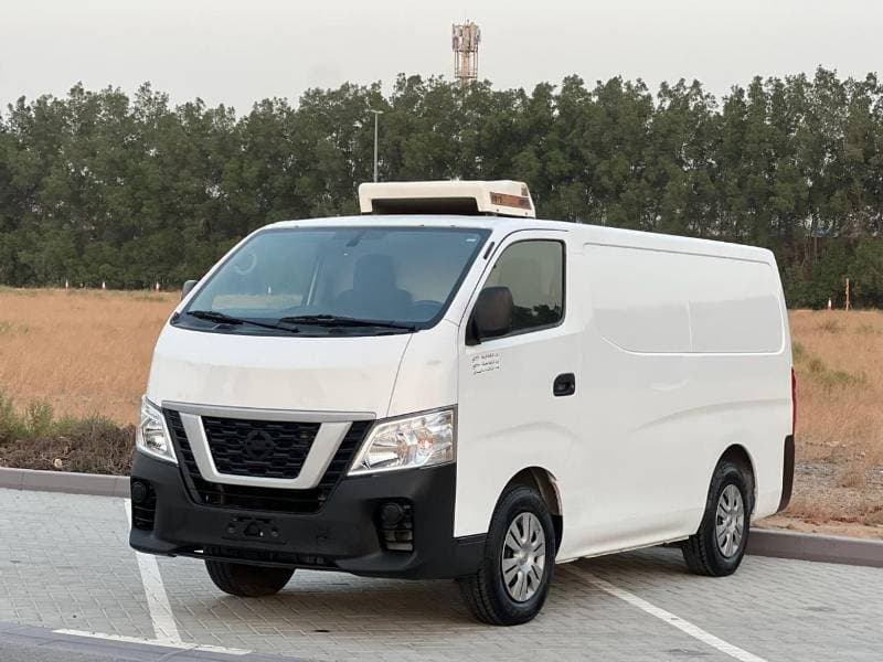 2022 Nissan Urvan STANDARD thumbnail 3