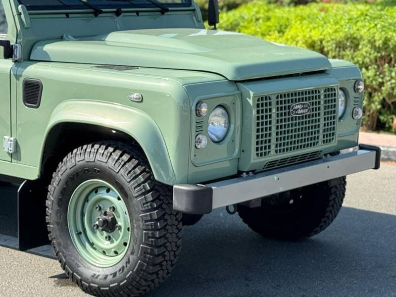 2016 Land Rover Defender 110 thumbnail 4