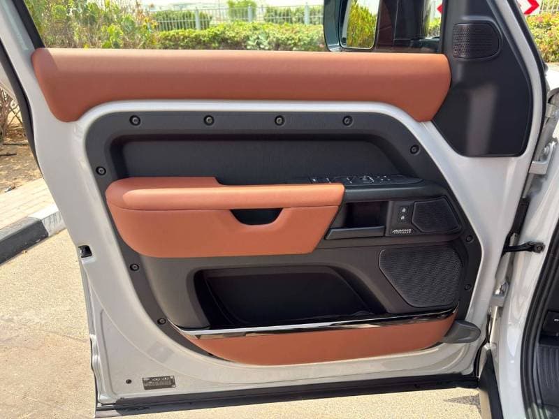 2026 Land Rover Defender thumbnail 4