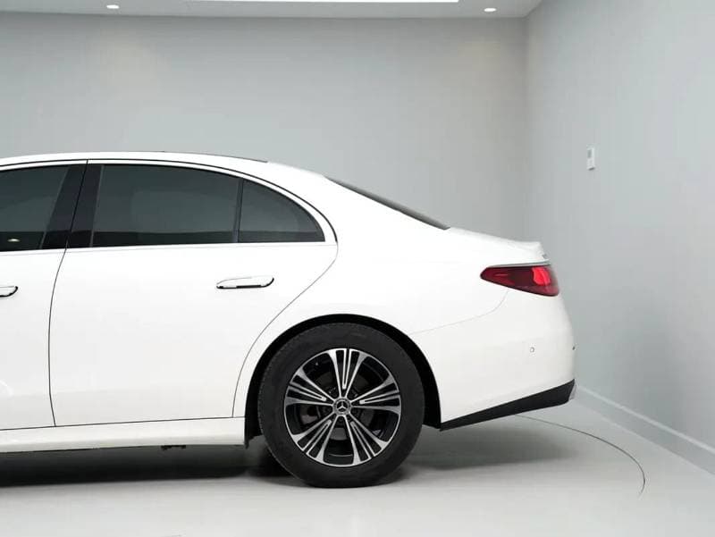 2024 Mercedes Benz E200 STANDARD thumbnail 4