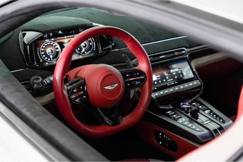 2025 Aston Martin Vanquish Standard thumbnail 8