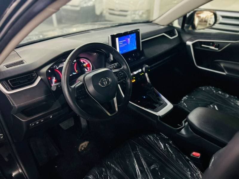 2025 Toyota RAV4 XLE thumbnail 8