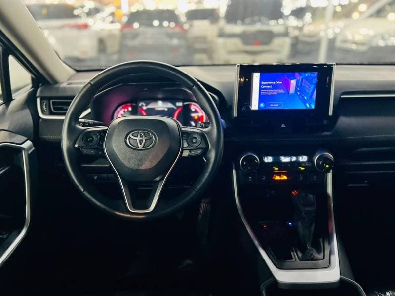 2025 Toyota RAV4 XLE thumbnail 7