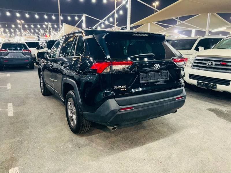2025 Toyota RAV4 XLE thumbnail 5