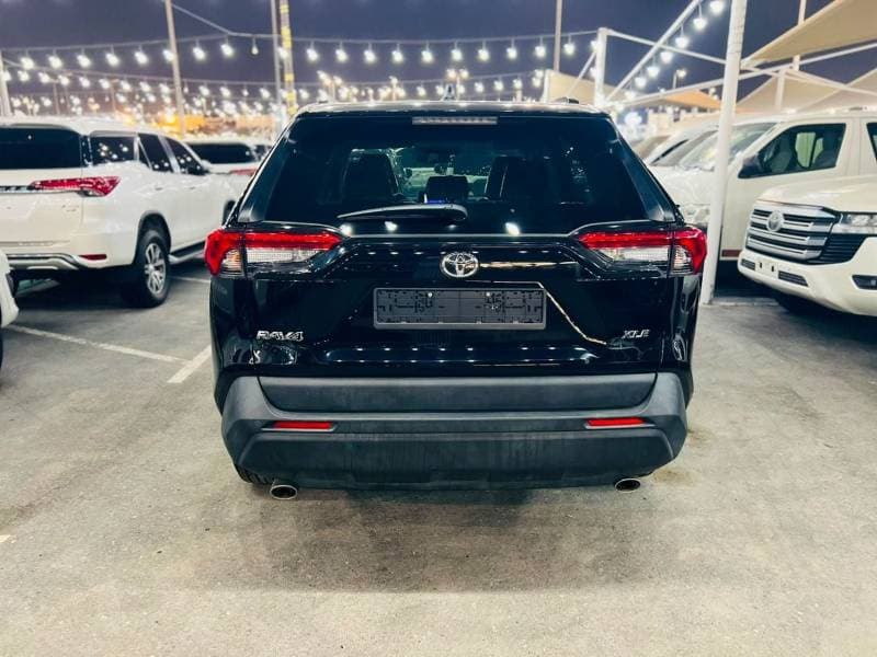 2025 Toyota RAV4 XLE thumbnail 4