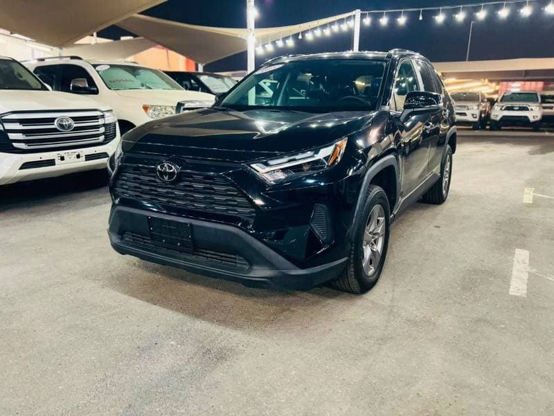 2025 Toyota RAV4 XLE thumbnail 3