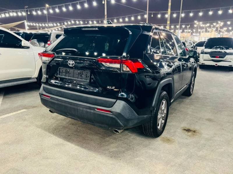 2025 Toyota RAV4 XLE thumbnail 6