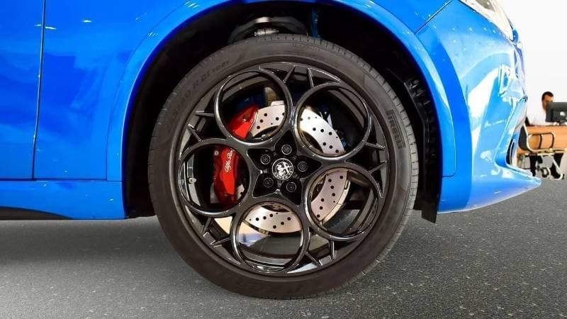 2023 Alfa Romeo Stelvio QUADRIFOGLIO thumbnail 4
