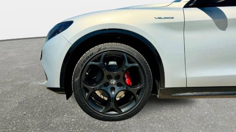 2025 Alfa Romeo Stelvio VELOCE thumbnail 5