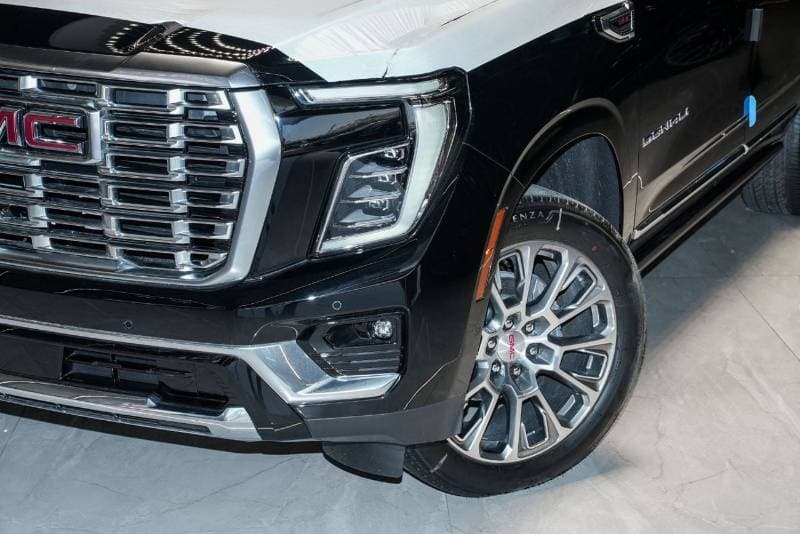 2025 GMC Yukon DENALI thumbnail 3