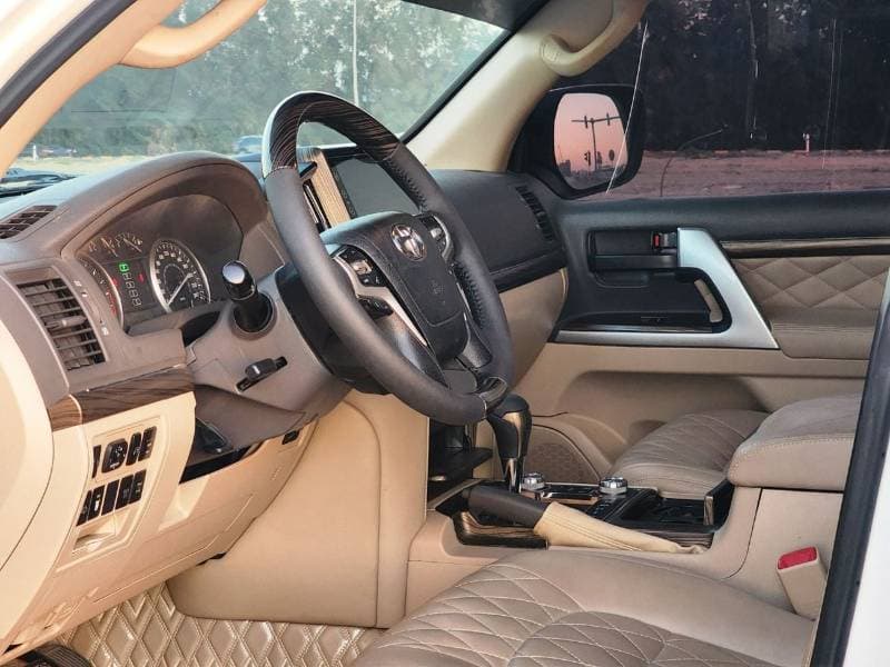 2014 Toyota Land Cruiser GXR thumbnail 8