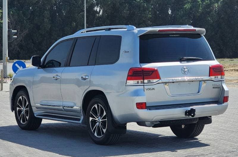 2010 Toyota Land Cruiser thumbnail 6
